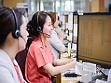 좌측에서 보이는 전화 받는 간호사