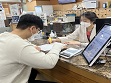 검진 후 주의사항을 알려주는 간호사